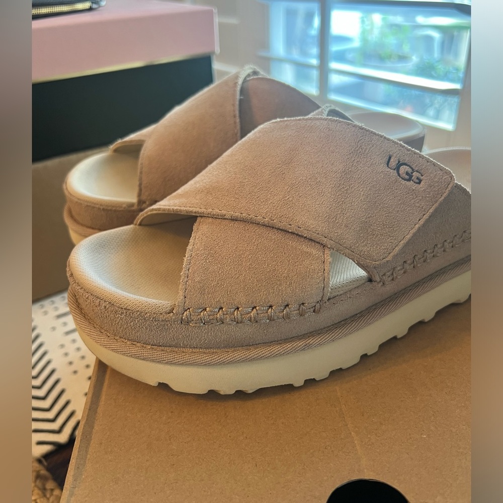 Like New UGG Goldenstar Crossover Slide Sandal Size 7